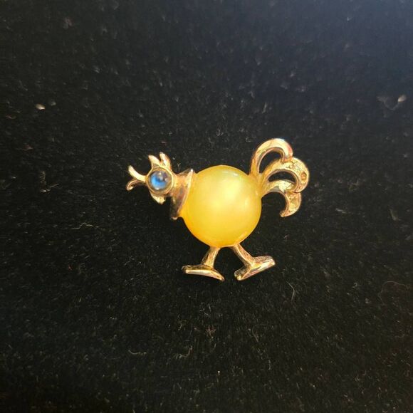 Vintage Jewelry - Vintage Walking Bird Pin Gold Yellow Stone Body Blue Rhinestone Brooch